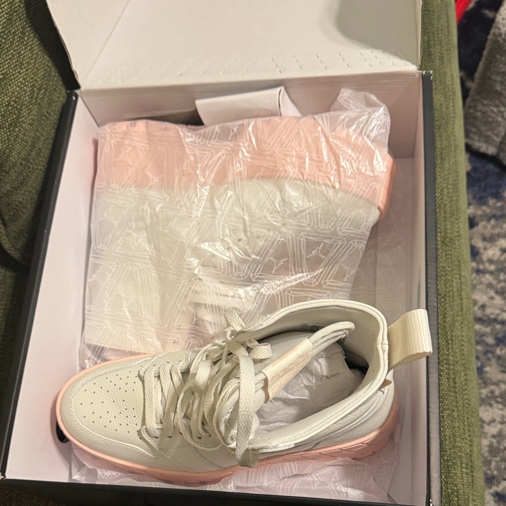 Nike Women's Heeled Boots - White and Pink